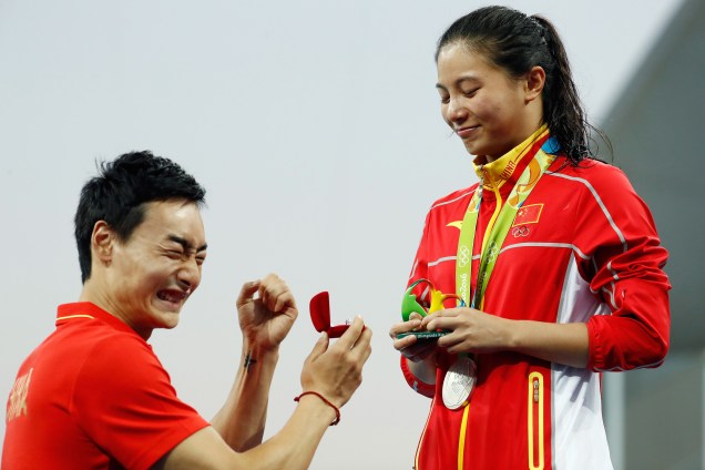 O mergulhador chinês Qin Kai pede a medalhista de prata He Zi em casamento no pódio durante a cerimônia de entrega de medalhas na prova do trampolim de 3 metros na Rio-2016