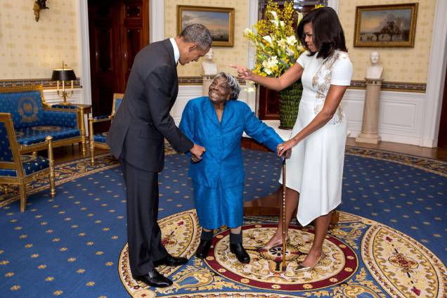 Barack Obama e sua mulher, Michelle Obama, dançam com Virginia McLaurin de 106 anos, durante visita da idosa à Casa Branca, nos Estados Unidos