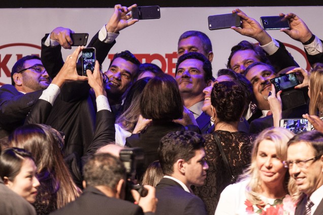 O juiz federal Sergio Moro é cercado para fazer selfies durante cerimônia de premiação dos brasileiros do ano da revista Istoé, em São Paulo
