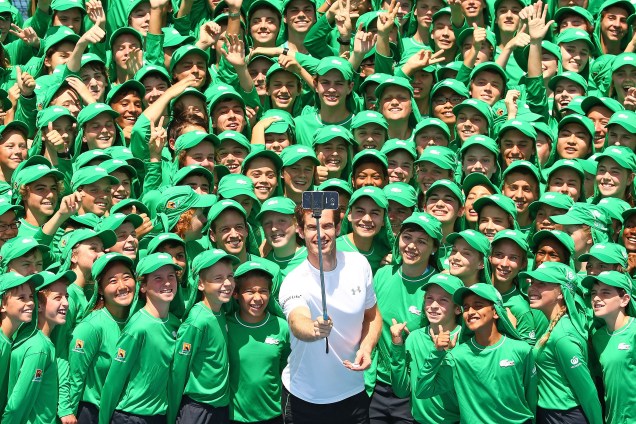 O tenista britânico Andy Murray faz uma selfie com os pegadores de bolinha durante o Aberto da Austrália, em Melbourne