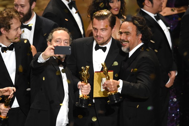 O diretor de fotografia Emmanuel Lubezki, ator Leonardo DiCaprio e diretor Alejandro Gonzalez Inarritu, fazem uma selfie após conquistar o Oscar pelo filme 'O Regresso'