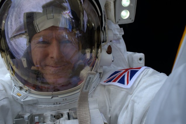 Astronauta britânico Tim Peake posta selfie no espaço pelo Twitter