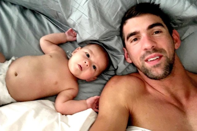 O maior campeão olímpico da história, Michael Phelps, posta foto com seu filho Boomer no Instagram