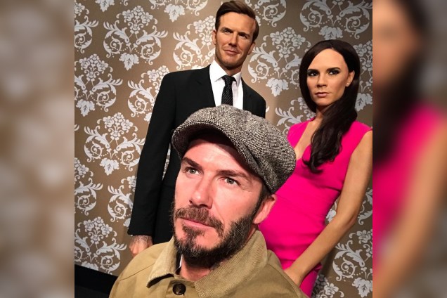 O ex-jogador inglês David Beckham posta selfie em frente à sua estátua de cera e da esposa, Victoria no museu Madame Tussauds em Londres