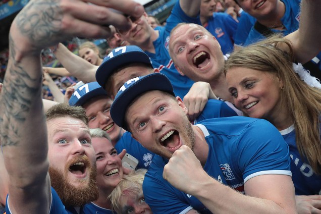 O meia Aron Gunnarsson faz uma selfie com torcedores após vitória e classificação da Islândia sobre a Áustria na Eurocopa da França