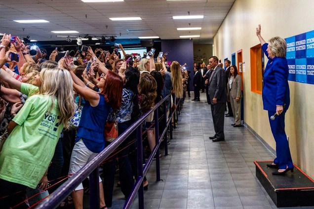 Apoiadores candidata democrata à presidência dos Estados Unidos, Hillary Clinton posam para selfies durante evento de campanha em setembro, na Flórida