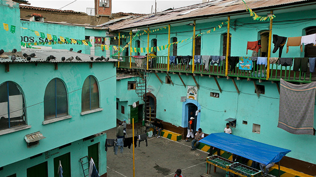 Prisão de San Pedro, em La Paz: ali é permitido abrir negócios e lucrar