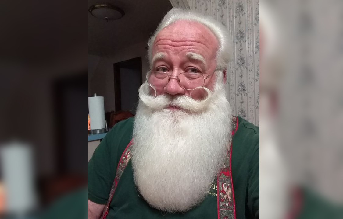 Americano Eric J. Schmitt-Matzen se veste de Papai Noel em épocas festivas