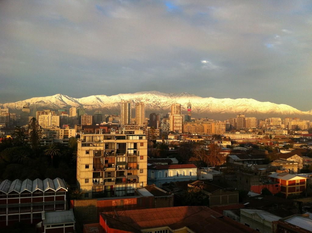 Visão da Santiago com os Andes ao fundo