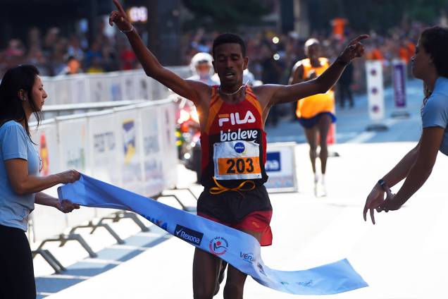 O etíope Dawit Admasu, chega na segunda posição da prova masculina da 92ª Corrida de São Silvestre, em São Paulo (SP), com o tempo de 44:55 min - 31/12/2016