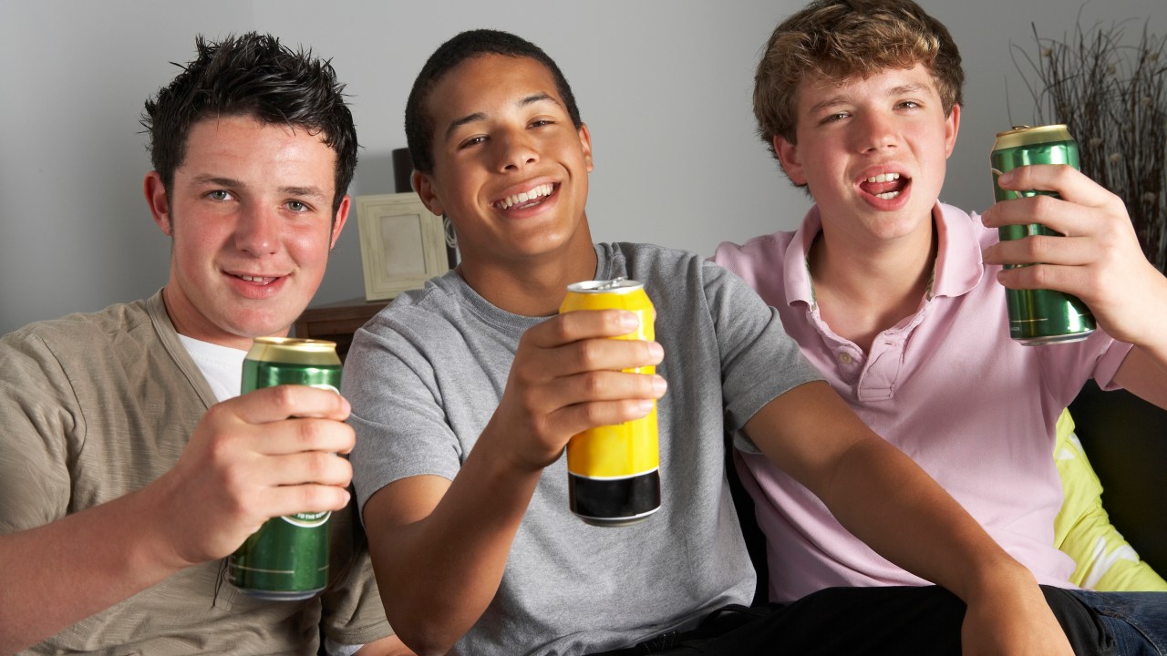 Adolescentes bebendo cerveja