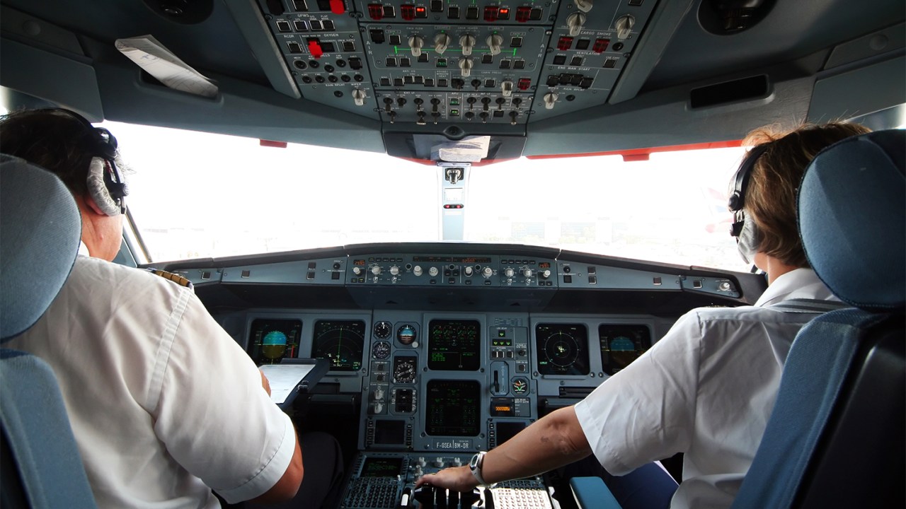 Saúde - Cabine do piloto de avião (cockpit)