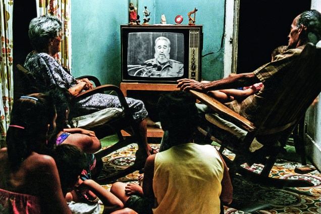 Família de Havana assiste a pronunciamento sobre a crise causada pelo fim da mesada soviética (Julho,1993)