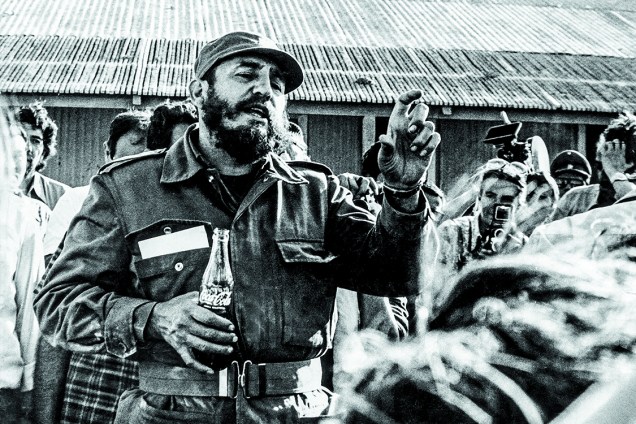 Sorvendo o líquido capitalista na visita de um mês que fez ao Chile do governo de Salvador Allende (Novembro, 1971)