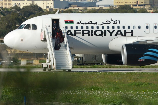 Grupo de reféns são liberados em Valletta, Malta, após o avião Afriqiyah Airways ser sequestrado na Líbia