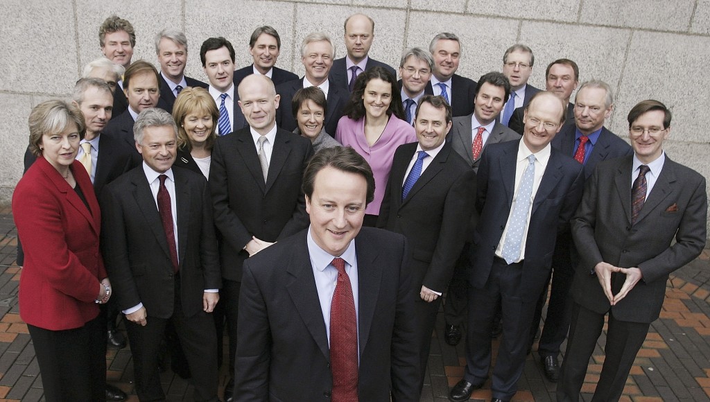 Nessa foto de 2005, David Cameron, ainda antes de se tornar primeiro-ministro da Inglaterra, realiza uma reunião com os ministros de seu governo paralelo, o shadow government, em Birmingham (Crédito Christopher Furlong/Getty Images)