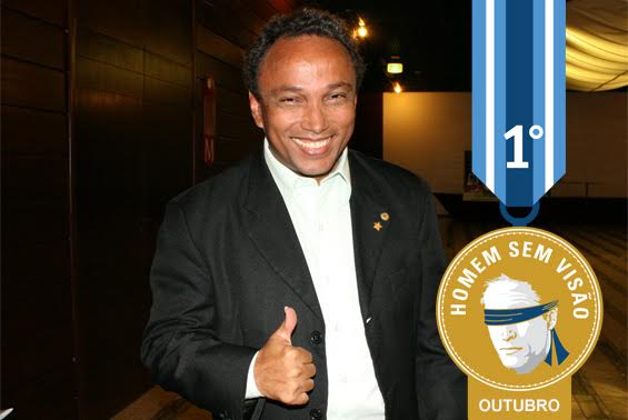 Sibá comemora a conquista do troféu de outubro chorando no ombro de um capanga