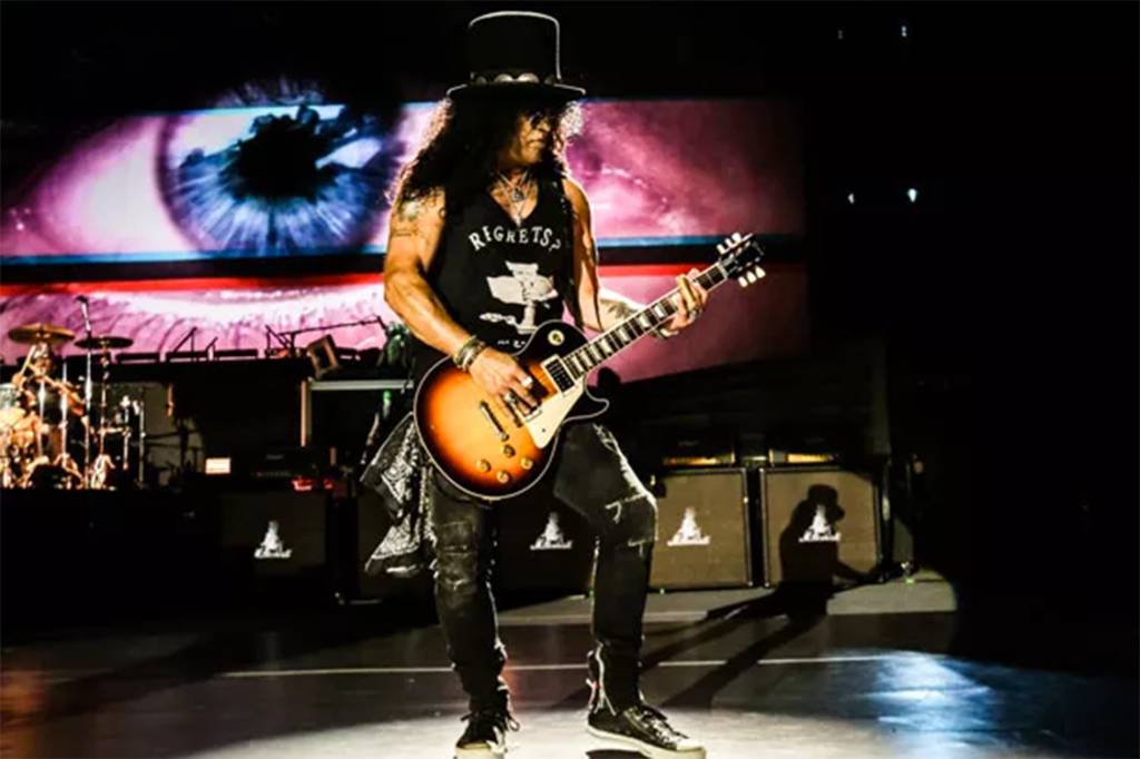 O guitarrista Slash da banda Guns N' Roses, durante show em São Paulo