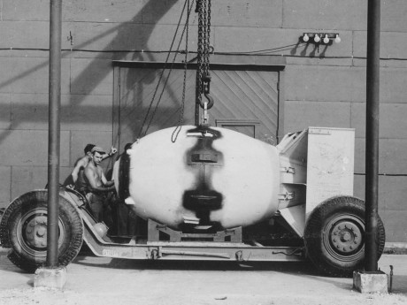 Bomba atômica de Nagasaki sendo transportada até o avião que a lançaria poucos dias depois, em 1945