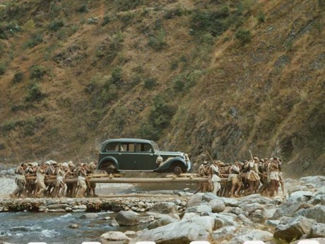 Nativos transportam um Rolls Royce no Nepal, em 1950