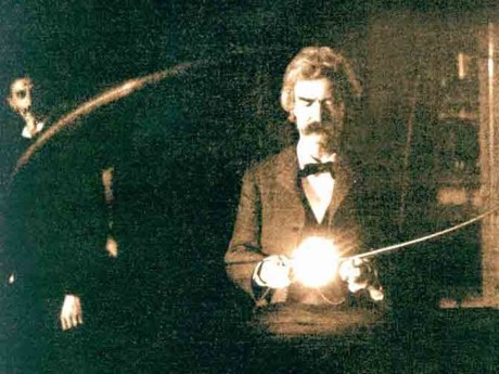 Foto do escritor Mark Twain no laboratório do cientista Nikola Tesla, em 1894