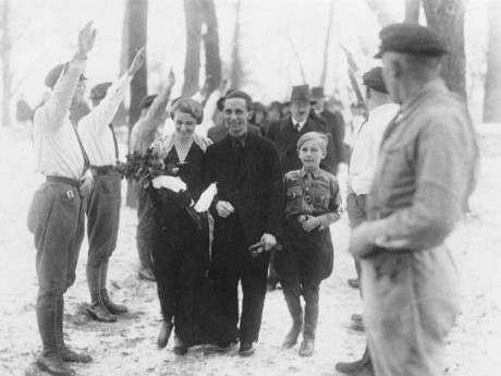 Casamento de Joseph Goebbels, ministro da Propaganda durante a Alemanha nazista, em 1931. O padrinho do casal foi Adolf Hitler, que pode ser visto ao fundo, de chapéu