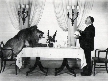 Alfred Hitchcock servindo um chá a Leo, o leão da MGM, em 1957