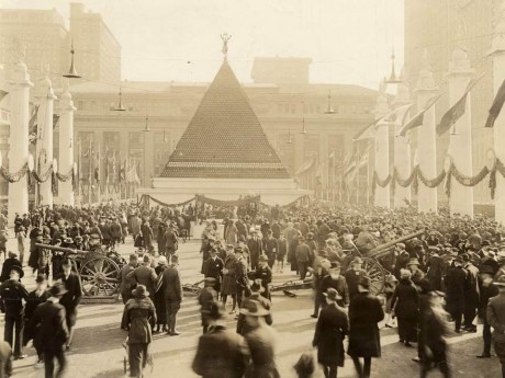 Pirâmide feita com capacetes capturados dos alemães durante a Primeira Guerra Mundial (Nova York, 1918)