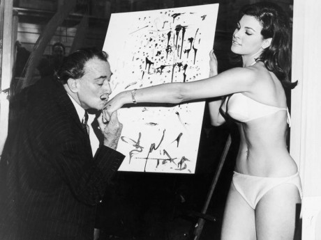 Salvador Dalí e a atriz Raquel Welch, em 1965