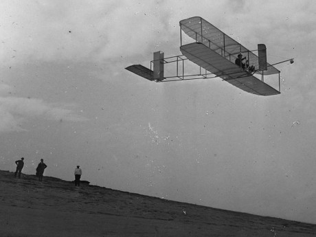 Em 1911, Orville Wright voou durante 9 minutos e 45 segundos, realizando o primeiro voo em um avião da história