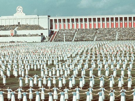 Liga das Mulheres Alemãs dançando em Nuremberg, em 1938