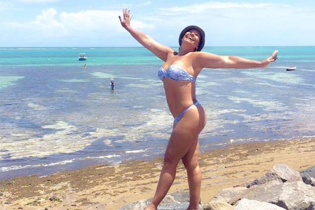 A atriz Solange Couto mostra boa forma em praia de Pernambuco