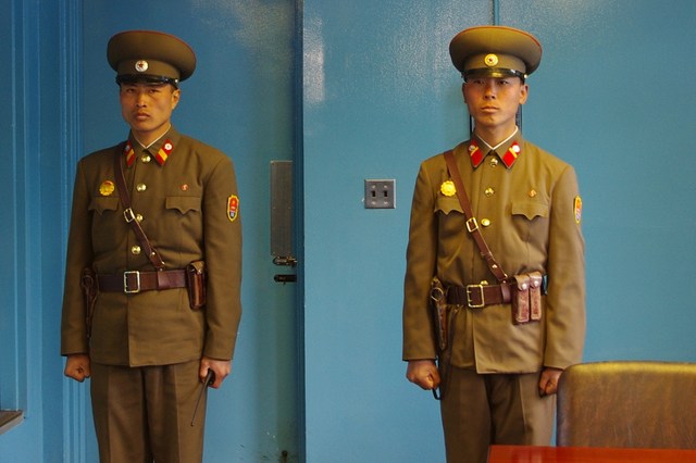 Guardas da Coreia do Norte na Zona Demilitarizada, que faz fronteira com a Coreia do Sul, em 2010 (Crédito: Flickr/John Cant)