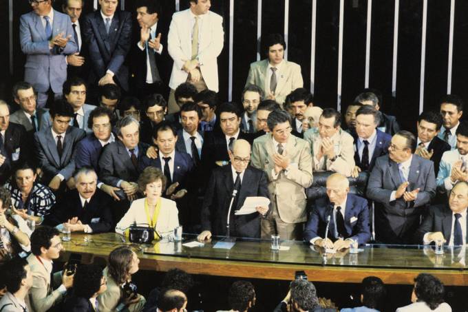 Tancredo Neves, presidente eleito, discursando após a vitória no Colégio Eleitoral, no Congresso Nacional. 14/01/1985