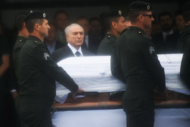 O presidente Michel Temer durante a chegada dos caixões com as vítimas do acidente, em Chapecó-SC