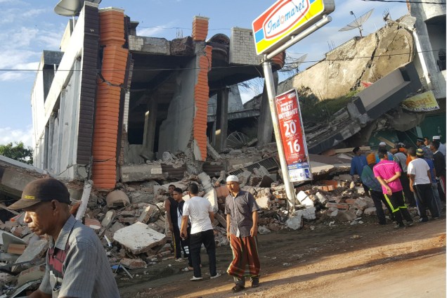O tremor na ilha de Sumatra, na Indonésia, derrubou muitos prédios