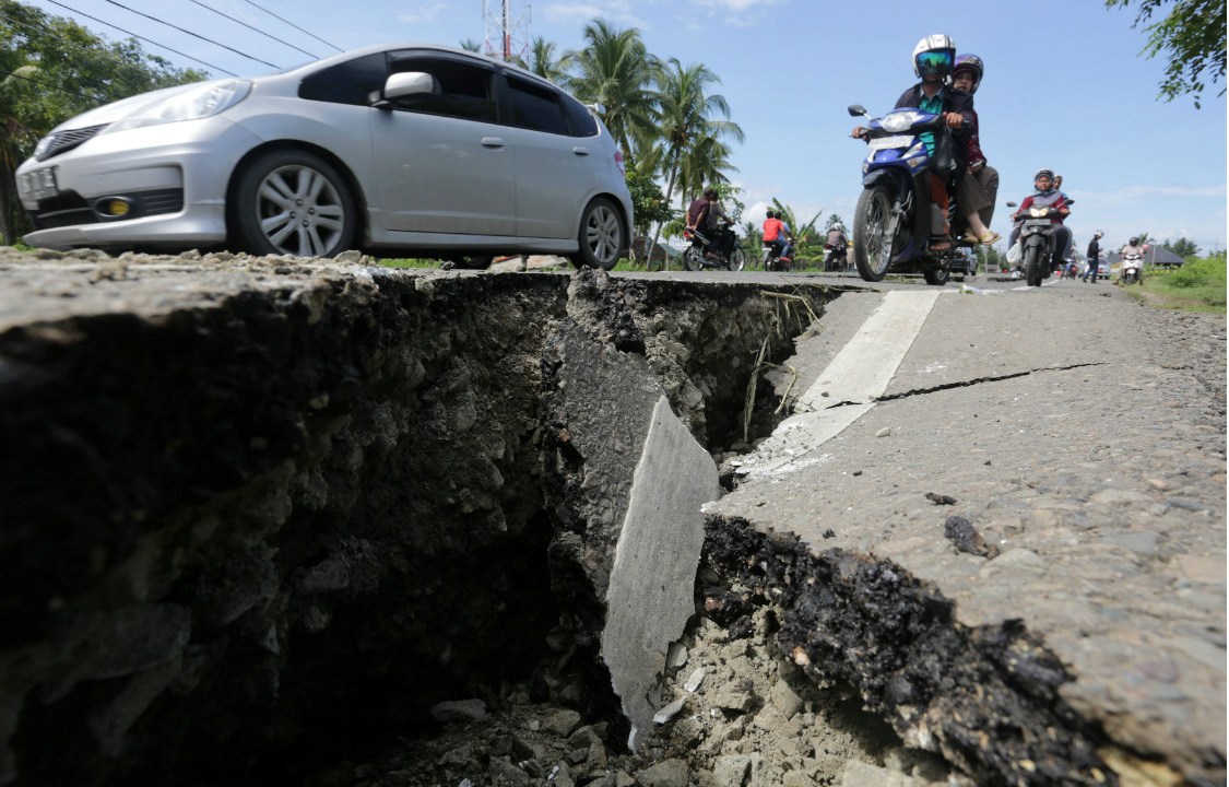 O tremor de 6,5 graus na escala Richter prejudicou estradas na Indonésia
