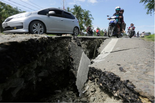 O tremor de 6,5 graus na escala Richter prejudicou estradas na Indonésia