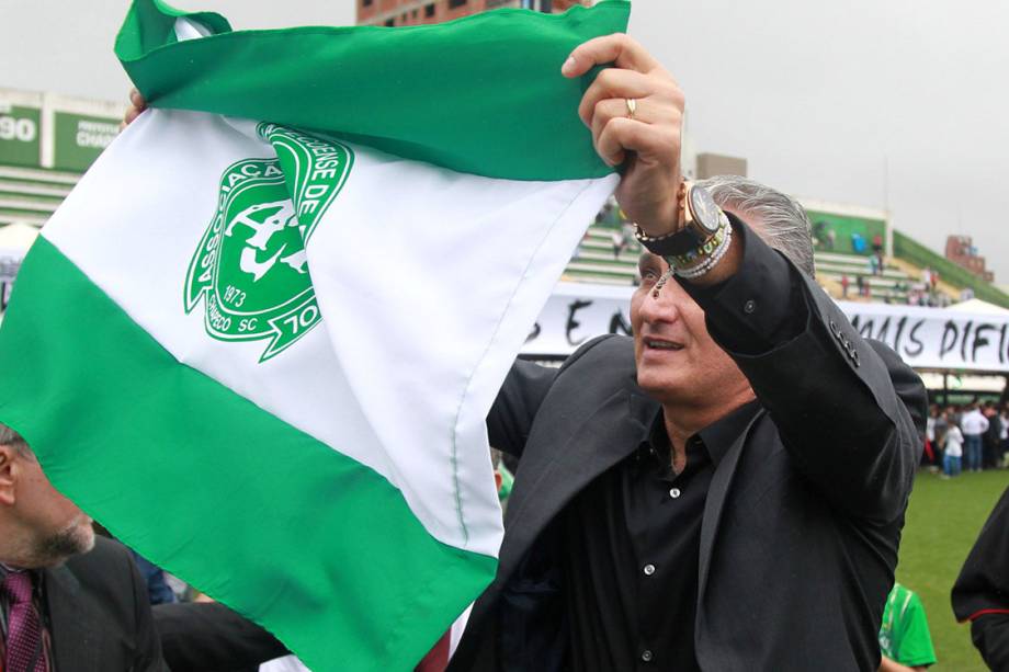 O treinador da seleção, Tite, durante o velório da equipe da Chapecoense, na Arena Condá, em Chapecó