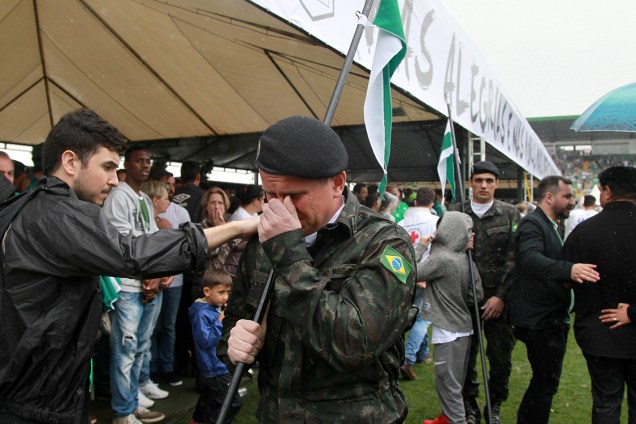 Soldado chora durante cerimônia de despedida das vítimas do acidente aéreo da Colômbia