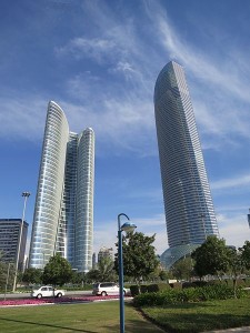 Torres na capital Abu Dhabi: futurismo emiradense
