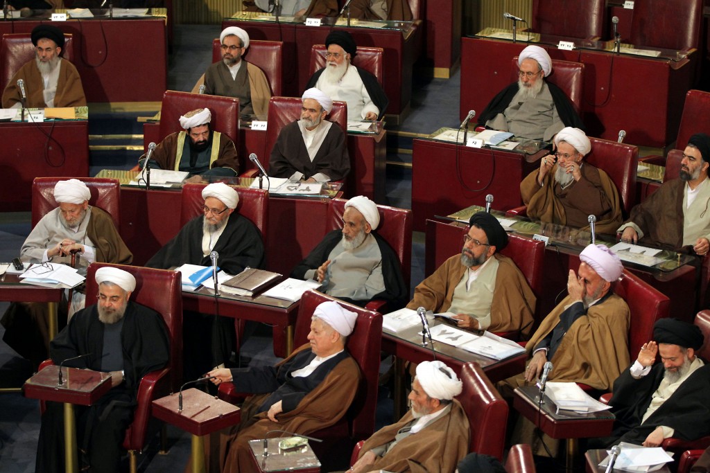 Clérigos iranianos em reunão da Assembleia dos Especialistas em Teerã, em março de 2013 (Crédito: AFP/ATTA KENARE).