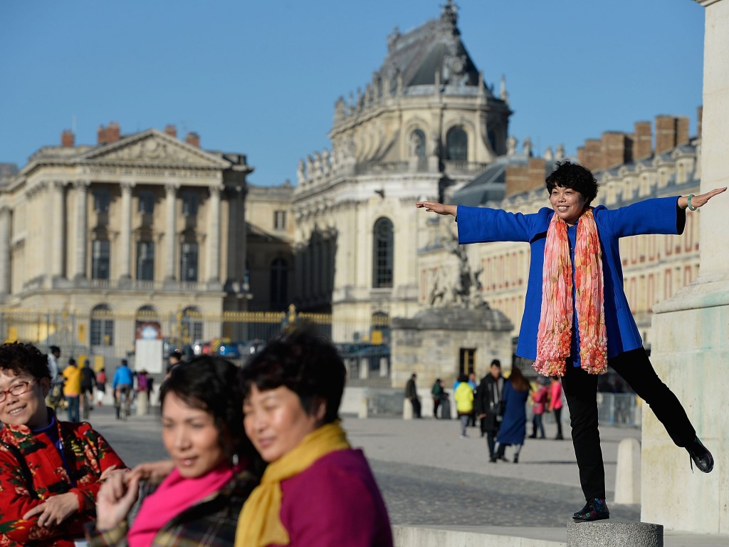 Turistas chineses posam para foto em frente ao Palácio de Versalhes, na França, em novembro de 2016. (Crédito: Pascal Le Segretain/Getty Images)