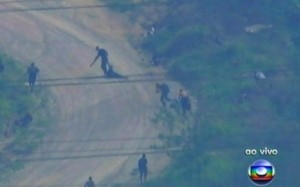 Fuga de bandidos na Vila Cruzeiro teve transmissão da Globo