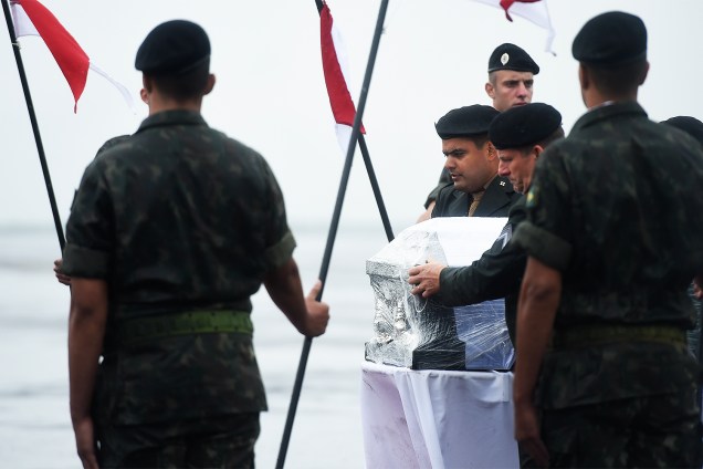 Caixões com as vítimas do acidente aéreo com a delegação da Chapecoense  são recebidos com honras militares, em Chapecó