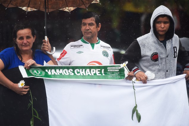 Torcedores vão às ruas de Chapecó para cortejo com as vítimas do acidente aéreo envolvendo a equipe da Chapecoense