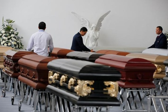 Caixões são preparados para serem levados para Chapecó, onde ocorrerá o velório das vítimas do acidente aéreo na Colômbia, em Medellín