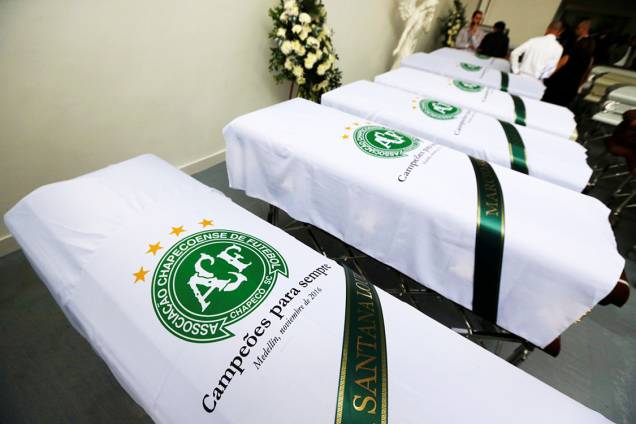 Caixões de algumas das vítimas do acidente aéreo envolvendo a delegação da Chapecoense, prestes a saírem da Colômbia em direção ao Brasil