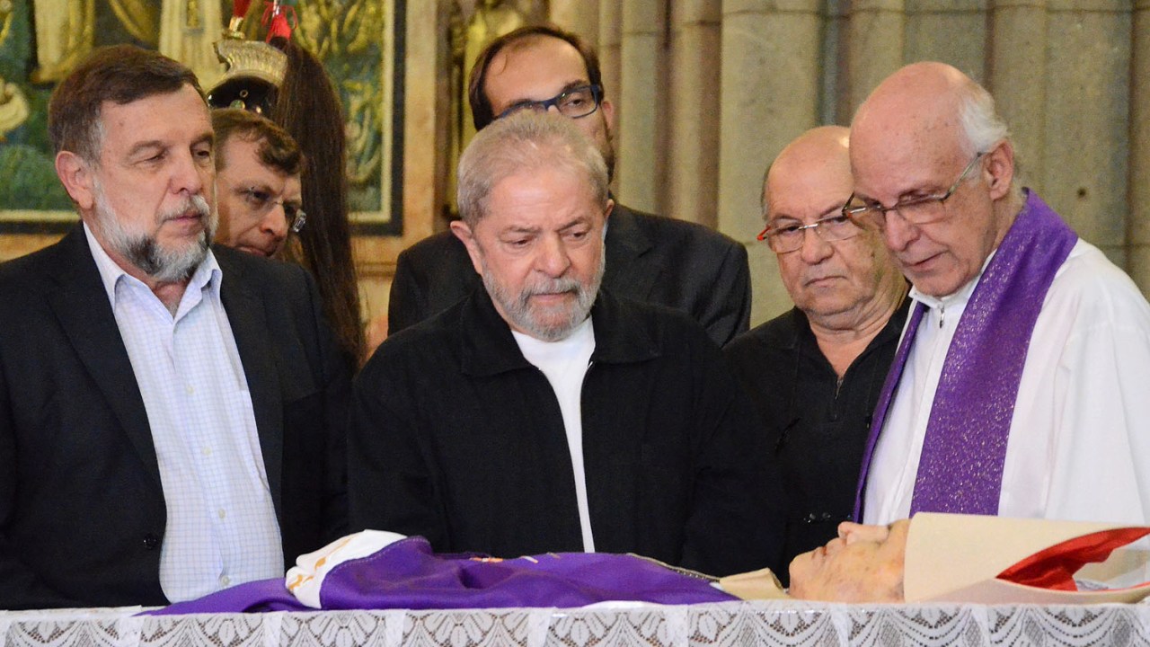 O ex-presidente Luiz Inácio Lula da Silva (PT) e o padre Júlio Lancellotti