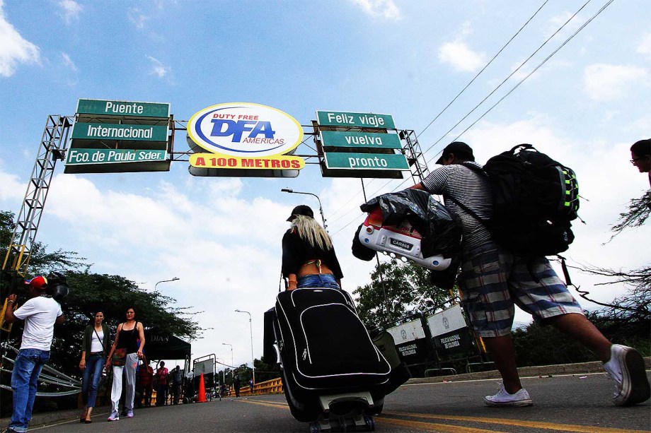 Pessoas atravessam a ponte internacional Francisco de Paula Santander, que liga Urena, na Venezuela, e Cúcuta, na Colômbia